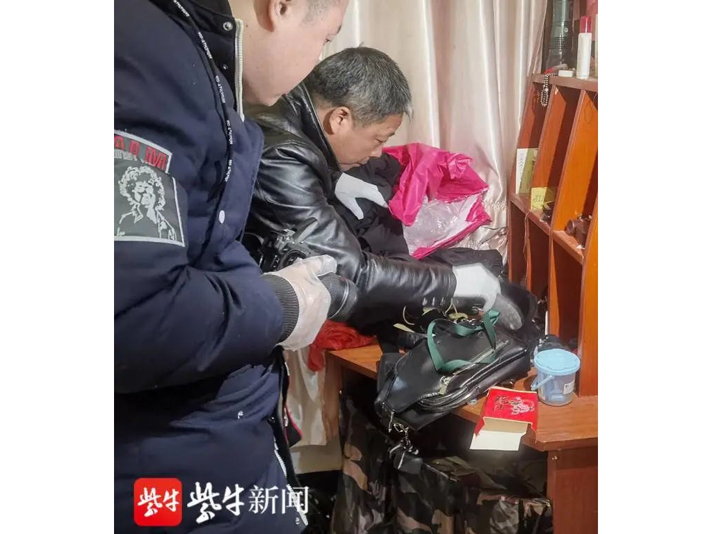 江蘇揚(yáng)州女子躺床上玩手機(jī)停不下來(lái)，小偷躲衣柜憋尿瓦解變劫匪