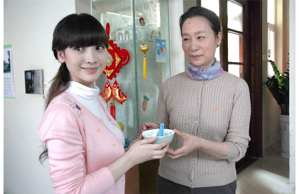 對峙母乳喂養(yǎng)，寶媽卻釀成“巨細胸”，末了發(fā)現(xiàn)居然和玩手機有關