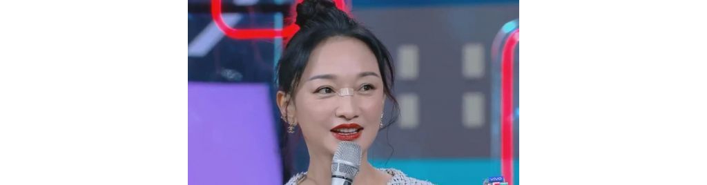 周迅臉上貼創(chuàng)可貼表態(tài) 竟是躺著玩手機被砸傷