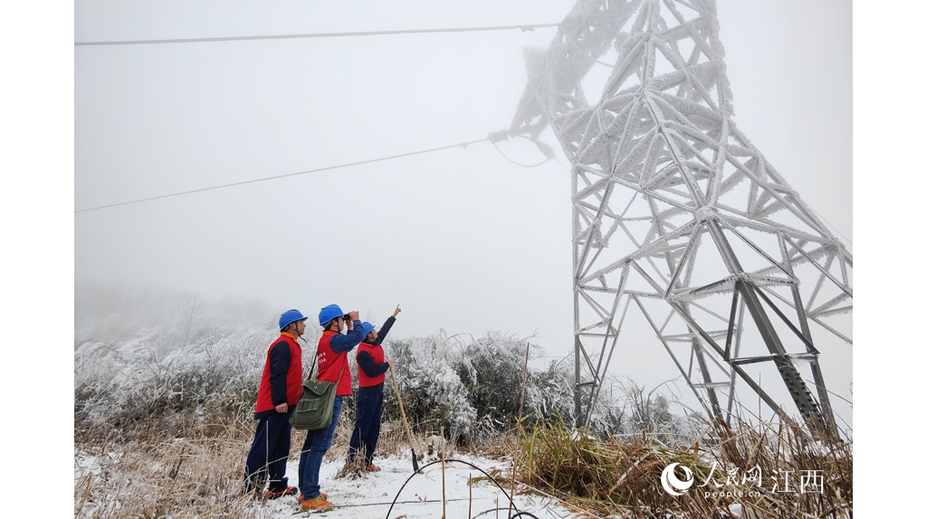 江西井岡山：電力工人踏雪巡線忙保電