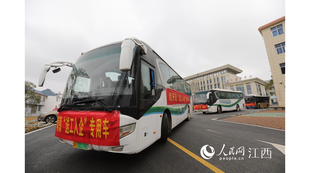 江西東鄉(xiāng)：年夜巴車“送工進(jìn)企” 群眾家門口就業(yè)