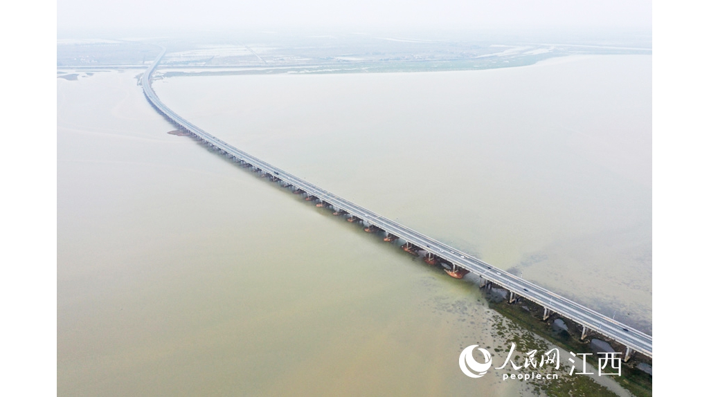 航拍鄱陽(yáng)湖焦點(diǎn)湖區(qū) 湖水上漲沉沒(méi)草灘